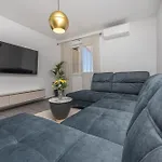 Zana Apartment